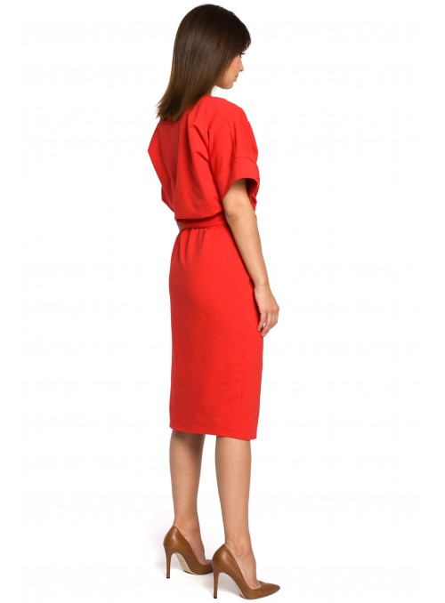 Raudona suknelė su dirželiu